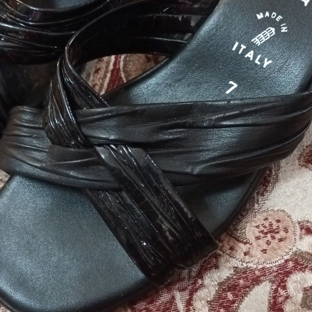 size 7 Italian Shoemakers black wedged sandal - Picture 13 of 17